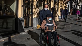 Los mayores serán prioritarios para la vacunación en España