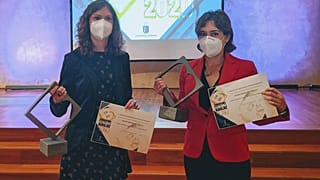 Marian Rosado (izquierda) y Marta Rodríguez (derecha) tras recibir su premio