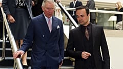 El príncipe Carlos de Inglaterra se reúne con el propietario del London Evening Standard, Evgeny Lebedev en una imagen de archivo de 2015