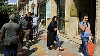 راسته کم مشتری صرافی‌ها در خیابان فردوسی تهران