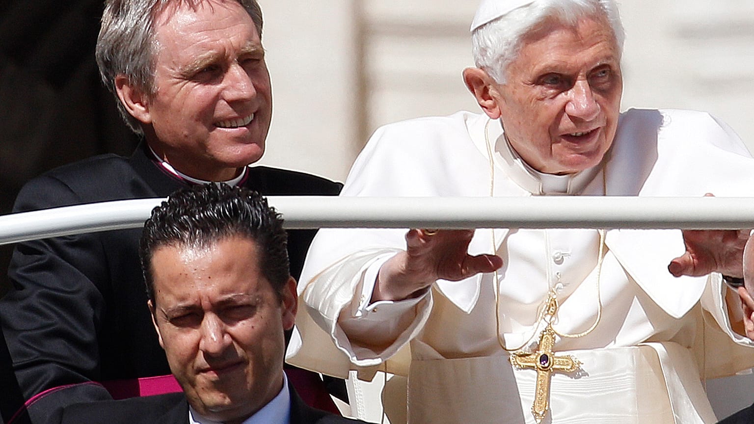 Paolo Gabriele (a kép legalján) XVI. Benedek pápával 