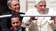 Paolo Gabriele (a kép legalján) XVI. Benedek pápával 
