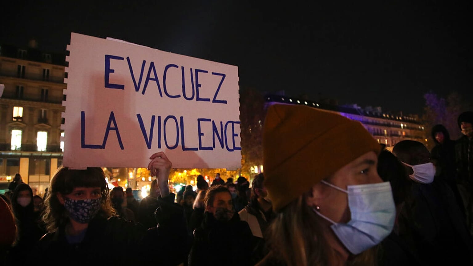 «Εκκενώστε τη βία» γράφει πλακάτ διαδηλώτριας στο Παρίσι