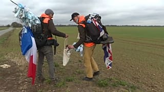 Активисты подбирают выброшенные маски