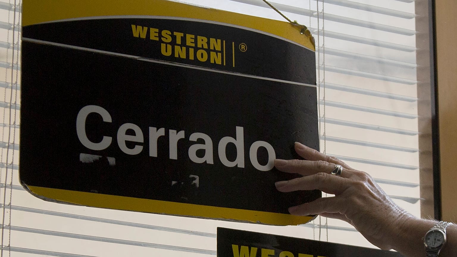 El cartel de cerrado cuelga sobre la puerta de una oficina de la Western Union