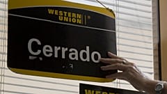El cartel de cerrado cuelga sobre la puerta de una oficina de la Western Union