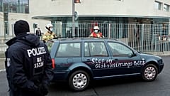 Auto fährt ins Bundeskanzleramt in Berlin - mit seltsamen Slogans