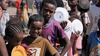 شاهد: إثيوبيون يفرون من القتال الدائر في منطقة تيغراي الشمالية ويعبرون الحدود إلى السودان