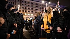 Protestierende vor einer Reihe 