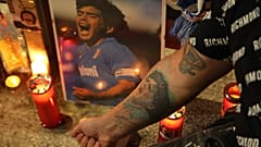 I tifosi del Napoli piangono Maradona allo stadio San Paolo
