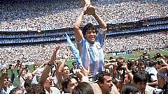 Maradona ergue a taça no Mundial de 1986