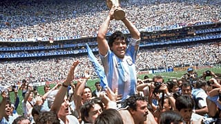 Maradona ergue a taça no Mundial de 1986