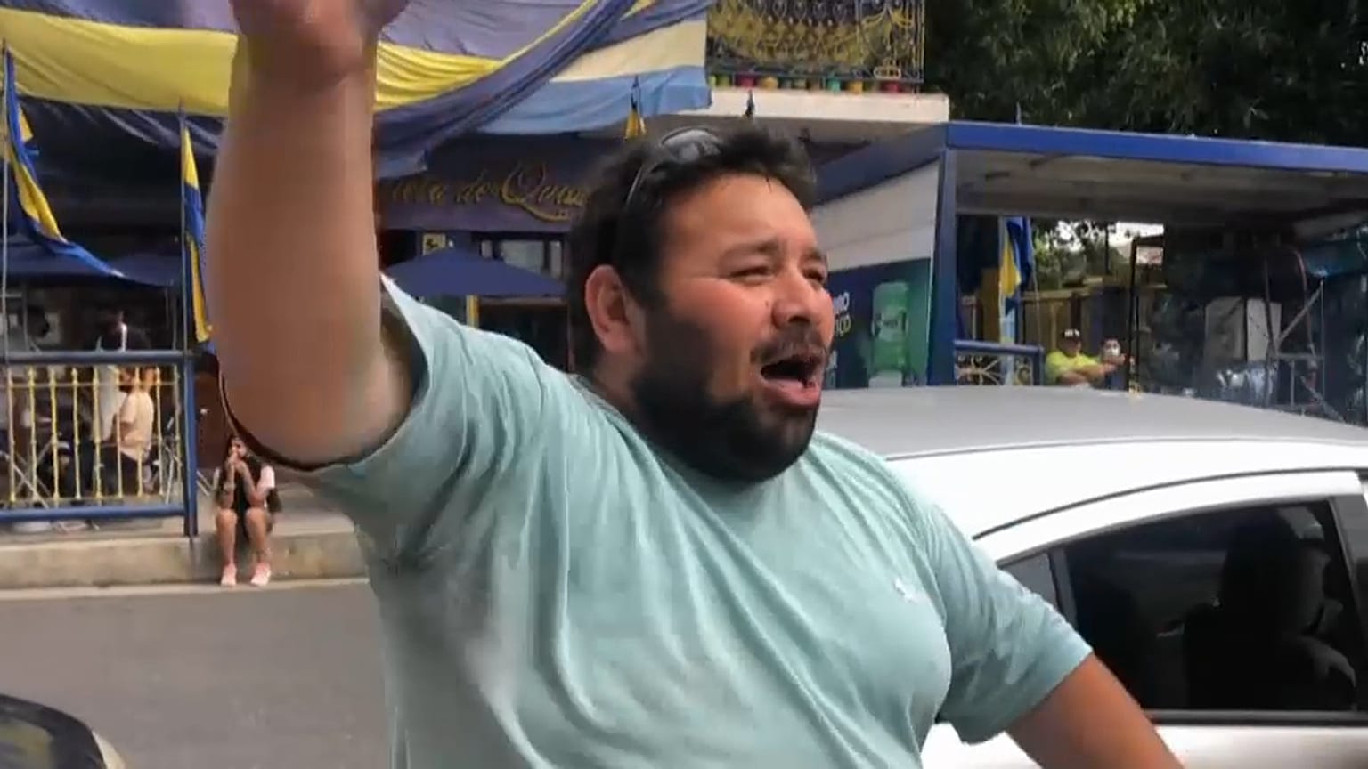Un aficionado en las inmediaciones de la Bombonera tras conocer la noticia