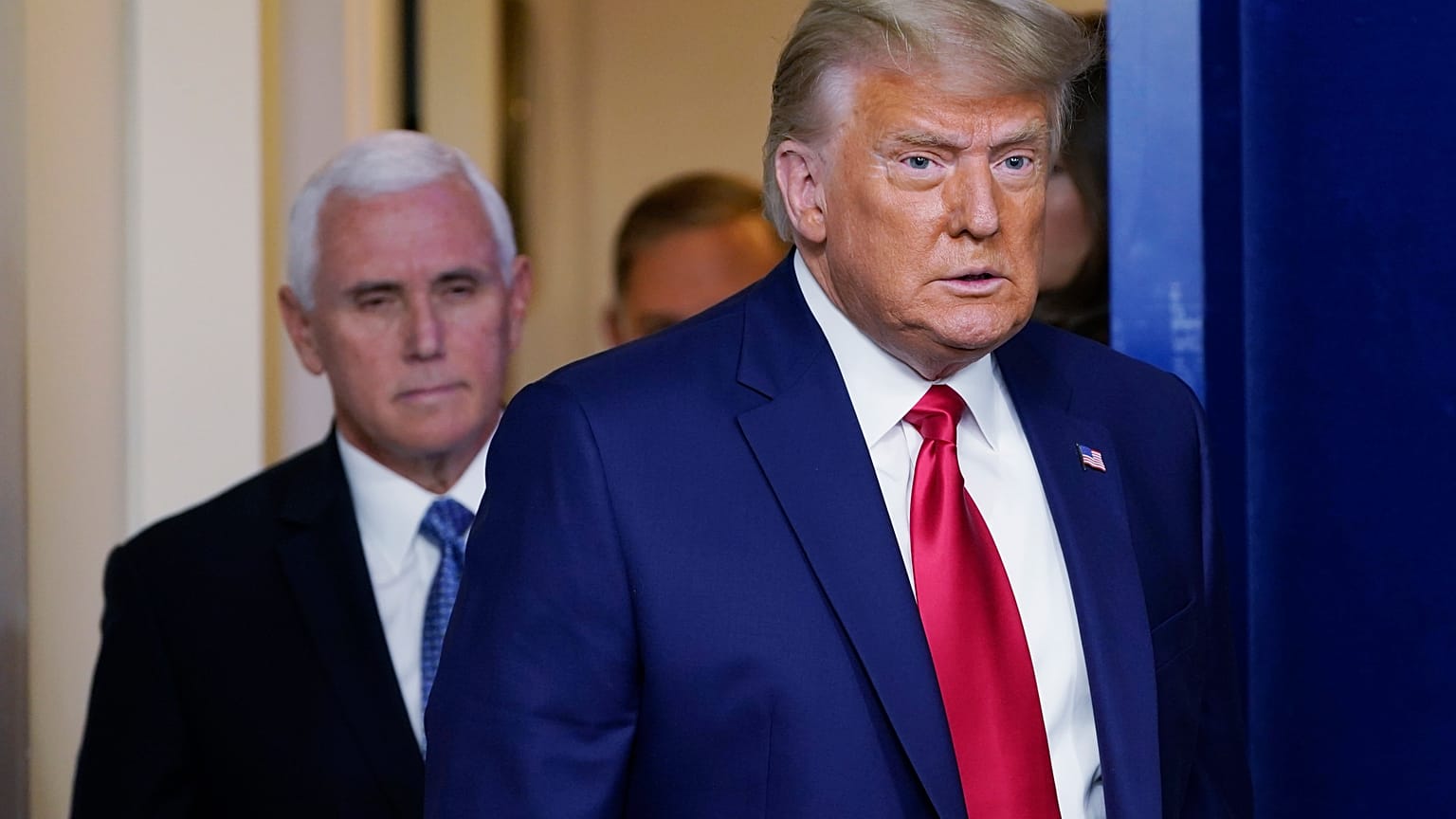 Donald Trump, en la Casa Blanca, seguido del vicepresidente Mike Pence (24/11/2020)