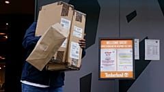 Kunde mit Einkäufen