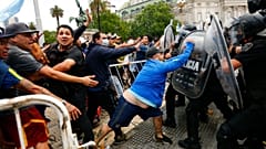 Tensão à porta das cerimónias fúnebres de Diego Armando Maradona