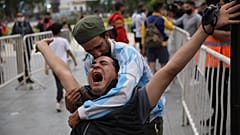 Ein Trauernder wartet vor dem Regierungspalast in Buenos Aires auf Zugang zum Sarg von Diego Maradona