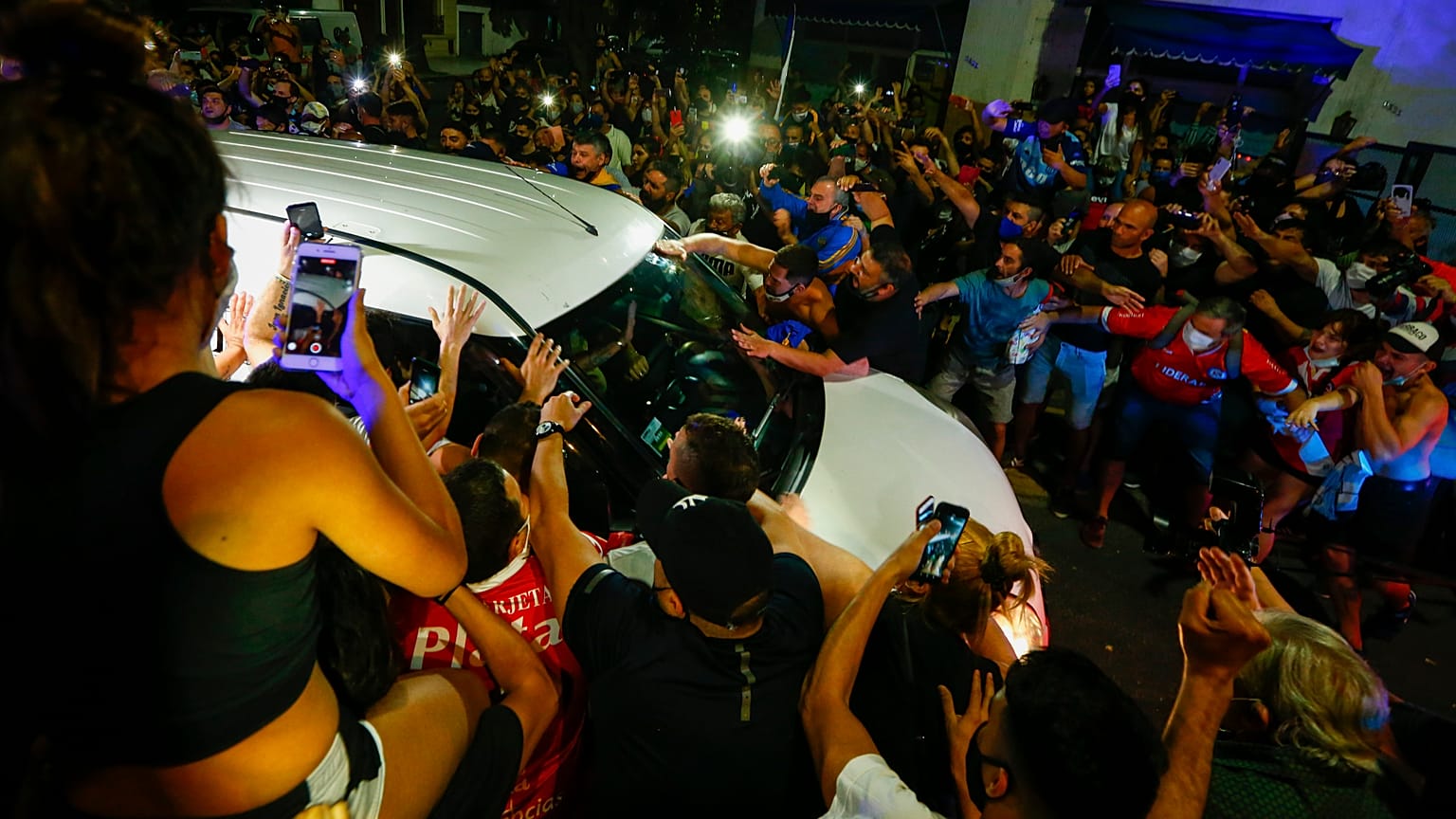 Rajongók álltak sorfalat a Maradona koporsóját szállító autónak Buenos Aires-ben.