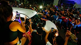 Rajongók álltak sorfalat a Maradona koporsóját szállító autónak Buenos Aires-ben.