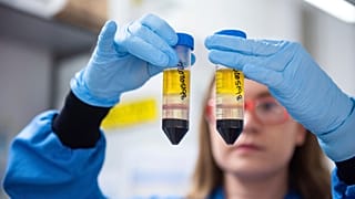 باحثة في مخبر في انجلترا تعمل على لقاح مضاد لكوفيدـ19 طورته مخابر أسترازينيكا وجامعة أكسفورد. 2020/11/23