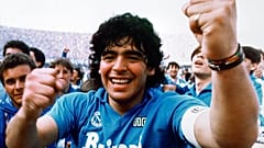 Maradona festeja a conquista do primeiro campeonato italiano para o Nápoles (1987)