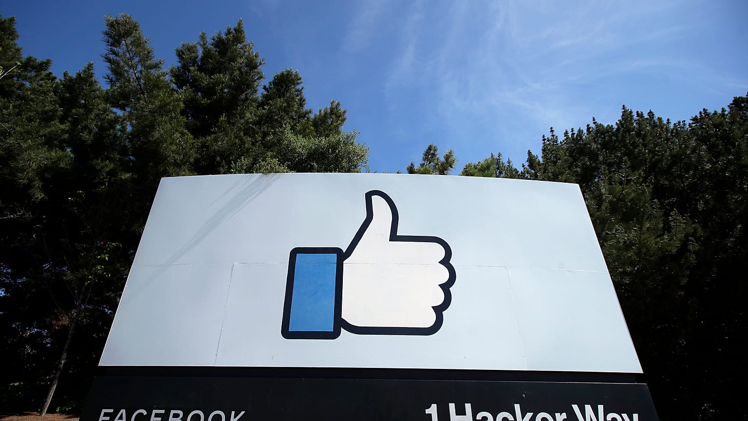 Билборд у штаб-квартиры Facebook в Калифорнии
