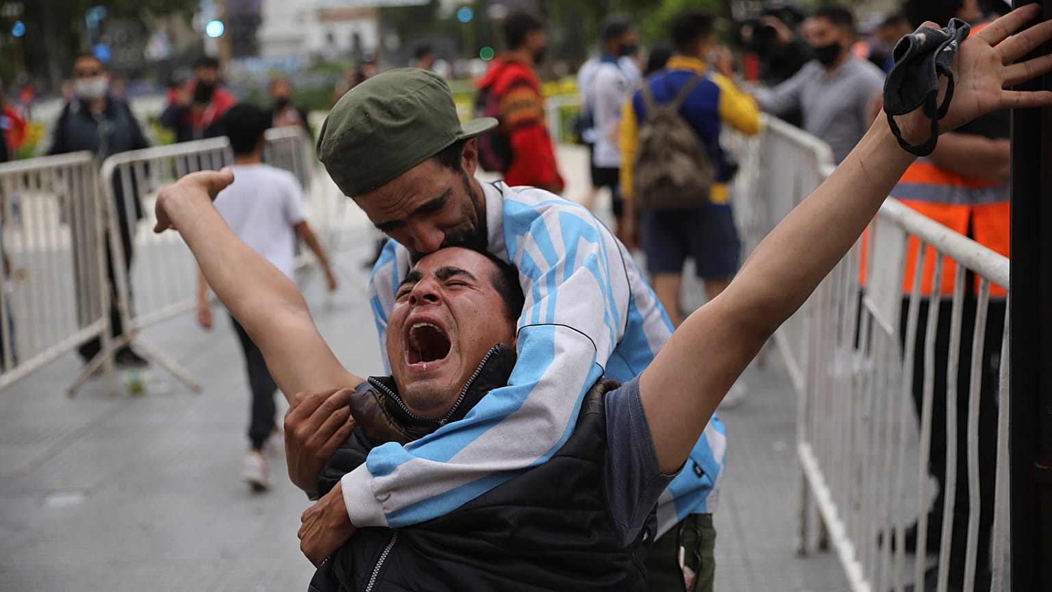 Decenas de miles de personas han pasado delante del féretro de Diego Armando Maradona en la Casa Rosada