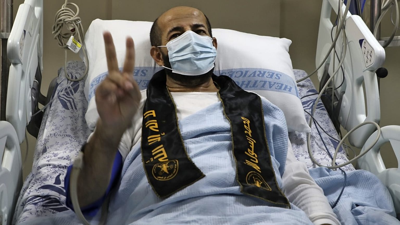  ماهر الأخرس في مستشفى النجاح في مدينة نابلس بالضفة الغربية بعد الإفراج عنه 