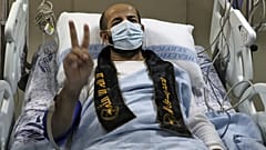  ماهر الأخرس في مستشفى النجاح في مدينة نابلس بالضفة الغربية بعد الإفراج عنه 