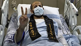 ماهر الأخرس في مستشفى النجاح في مدينة نابلس بالضفة الغربية بعد الإفراج عنه