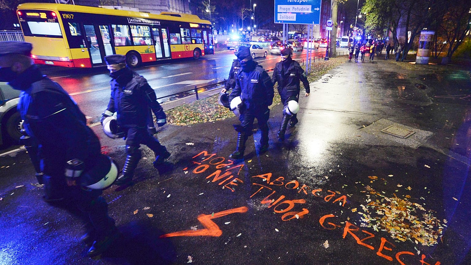 "Az én abortuszom nem a te bűnöd" olvasható egy járdára festett feliraton Varsóban