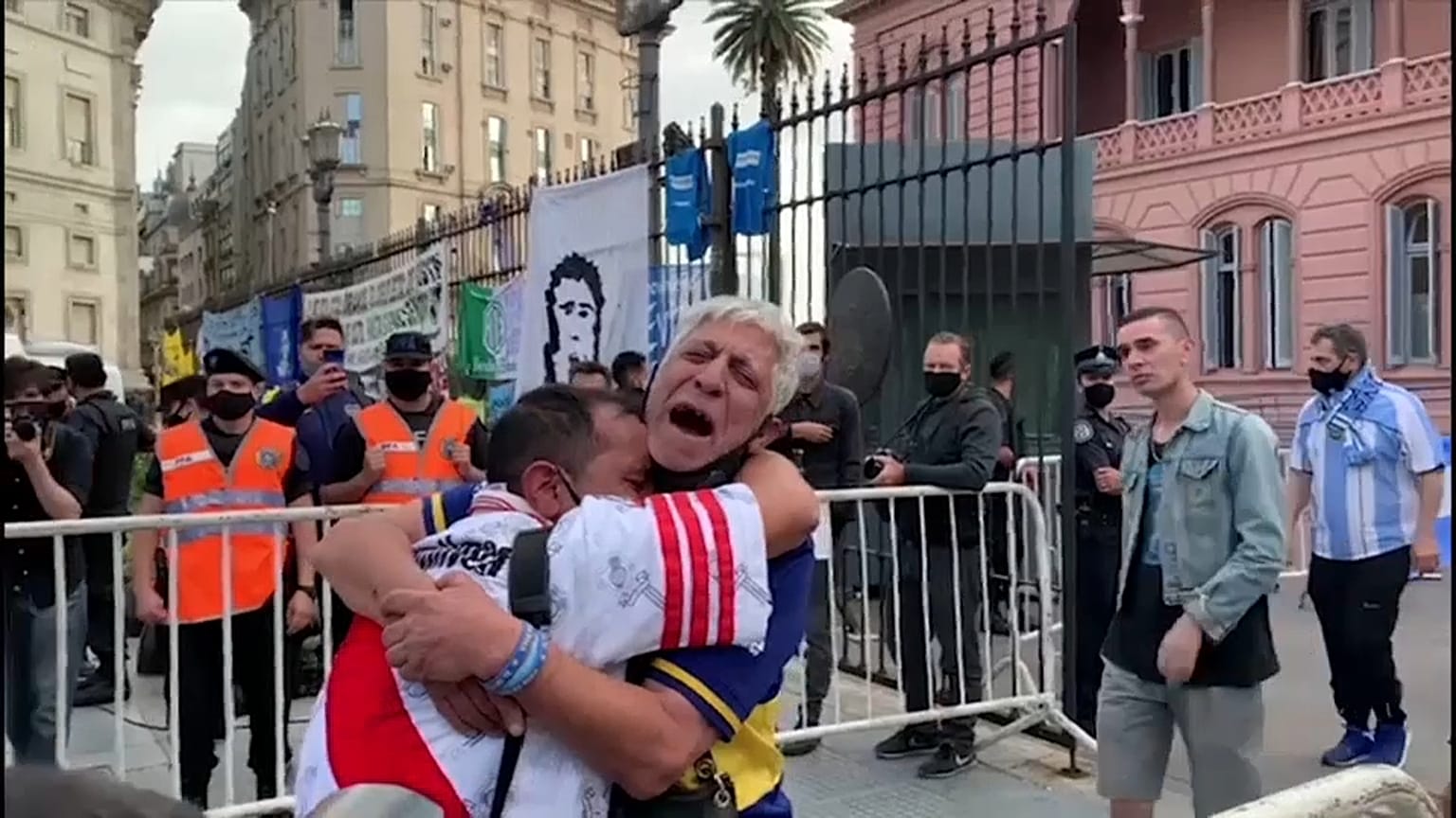 دموع مناصريْن لفريقين خصمين هما بوكا وريفر حزنا على فراق مارادونا