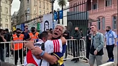دموع مناصريْن لفريقين خصمين هما بوكا وريفر حزنا على فراق مارادونا