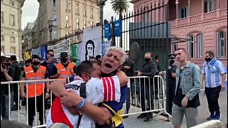 دموع مناصريْن لفريقين خصمين هما بوكا وريفر حزنا على فراق مارادونا