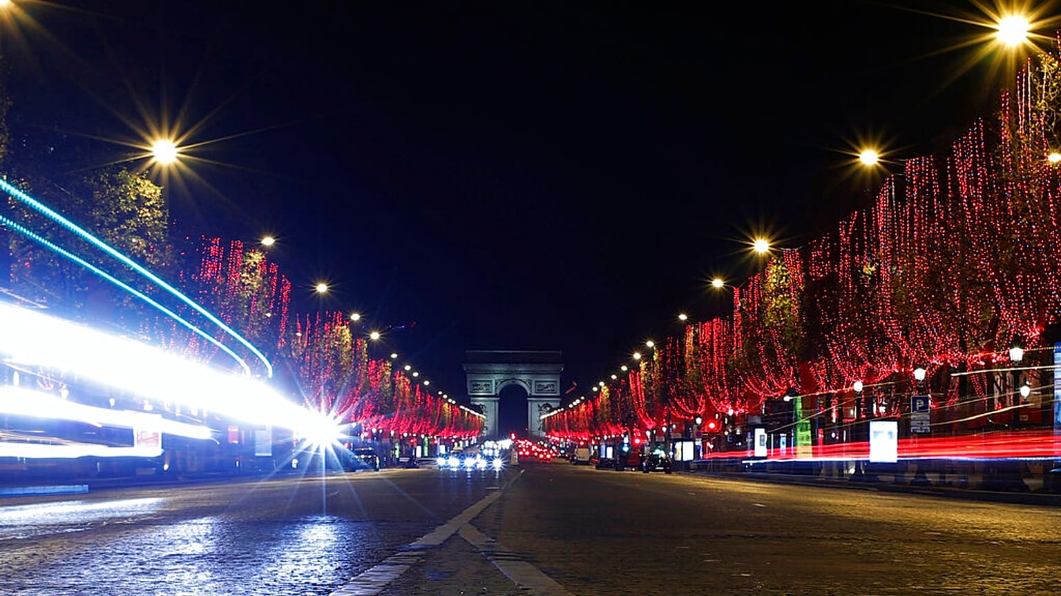 Francia se prepara para unas Navidades atípicas entre optimismo y prudencia