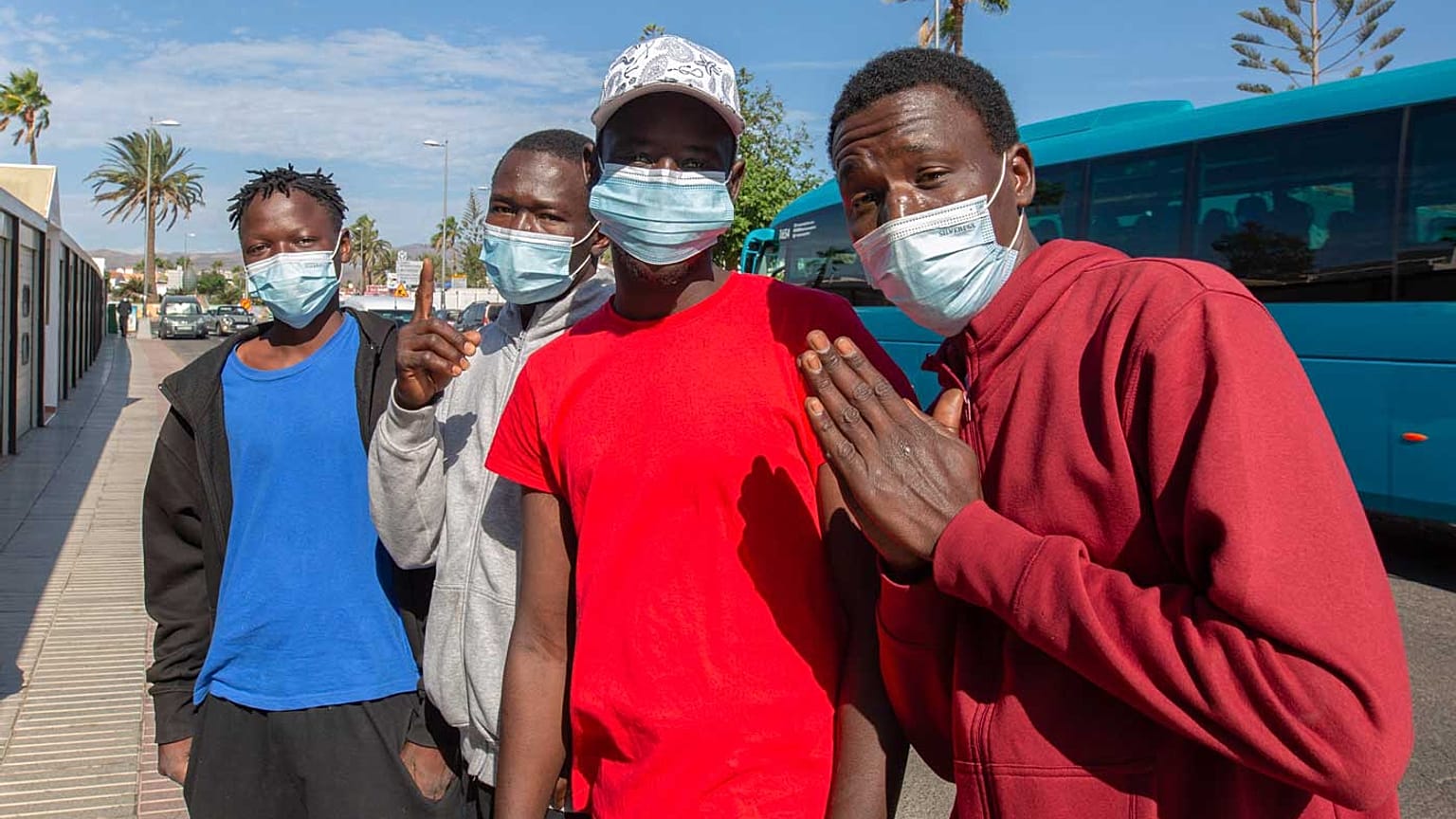 Ragazzi originari del Mali aspettano di essere trasferiti in un centro d'accoglienza dopo essere arrivati in barca a Gran Canaria il 23 novembre 2020