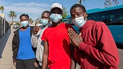 Ragazzi originari del Mali aspettano di essere trasferiti in un centro d'accoglienza dopo essere arrivati in barca a Gran Canaria il 23 novembre 2020