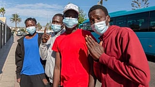 Ragazzi originari del Mali aspettano di essere trasferiti in un centro d'accoglienza dopo essere arrivati in barca a Gran Canaria il 23 novembre 2020