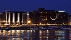 Az Intercontinental szálloda dolgozói a szobák megvilágításával a 4U!, vagyis a For You! (Érted!, Értetek!) üzenetet "írták fel" az épületre 2020. március 30-án