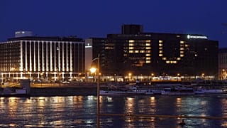 Az Intercontinental szálloda dolgozói a szobák megvilágításával a 4U!, vagyis a For You! (Érted!, Értetek!) üzenetet "írták fel" az épületre 2020. március 30-án