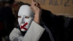Протестующий против закона "О глобальной безопасности" в Марселе с плакатом "Остановите статью 24"