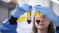 Forscherin arbeitet in einem Labor an einem Impfstoff gegen das Coronavirus, 23.11.2020