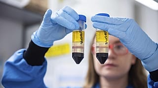 Forscherin arbeitet in einem Labor an einem Impfstoff gegen das Coronavirus, 23.11.2020