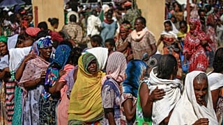 اللاجئون الإثيوبيون الذين فروا من القتال في منطقة تيغراي يتجمعون في مركز استقبال حدودي في ولاية القضارف، شرق السودان، 20 نوفمبر 2020.