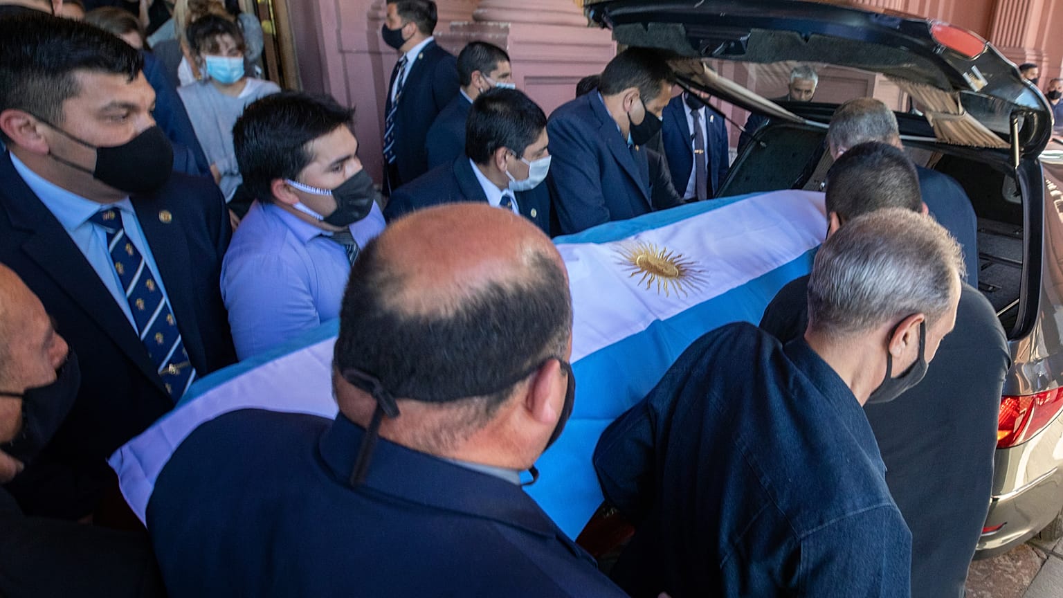 Caixão de Maradona sai da Casa Rosada