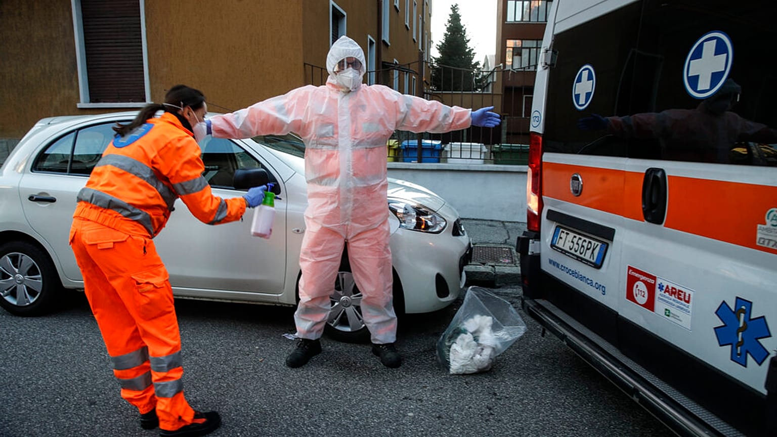 Paramédicos realizam processo de descontaminação depois de transportar um paciente Covid-19
