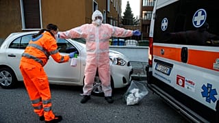 Paramédicos realizam processo de descontaminação depois de transportar um paciente Covid-19