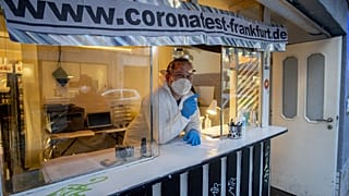Covid-19 : vaccin réétudié, l'Allemagne franchit le cap du million de cas, la prudence reste de mise