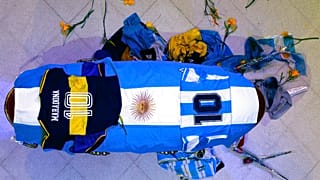 Arjantinli futbol efsanesi Maradona'nın naaşına Arjantin bayrağı sarıldı ve giydiği milli takım formaları konuldu.
