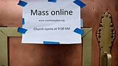  على الباب الأمامي لكنيسة القديس أنتوني الكاثوليكية " القداس على الإنترنت" في دي موين، آيوا الأمريكية
